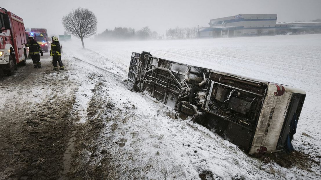 V Maďarsku havarovalo kvůli hustému sněžení a zledovatělým silnicím šestnáct autobusů